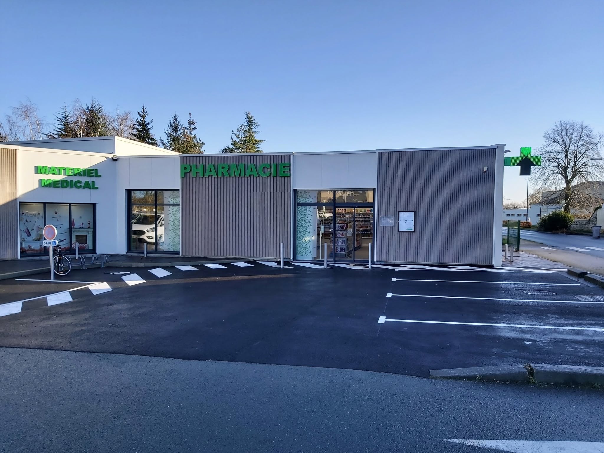présentation de la devanture de la pharmacie d'Andard, Loire Authion.